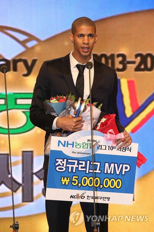 2013-2014시즌 정규리그 MVP에 오른 레오 [연합뉴스 자료 사진]