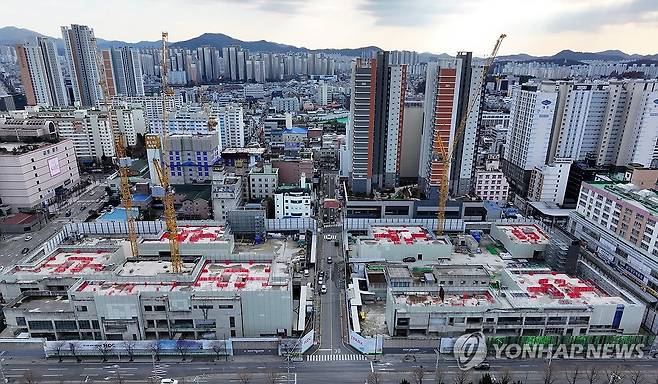 광주 화정아이파크 지상부 철거 완료 (광주=연합뉴스) 조남수 기자 = 지난 2022년 1월 11일 신축 중 붕괴 사고로 6명이 숨지고 1명의 부상자가 발생한 광주 화정아이파크 지상부 철거 공사가 마무리됐다. 사진은 17일 광주 화정아이파크 철거 현장 모습. 2024.12.17 iso64@yna.co.kr