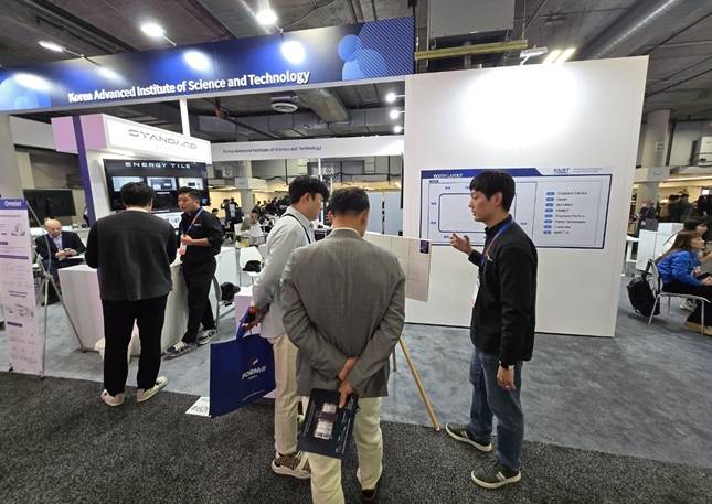 CES 2025 스탠다드에너지 부스. 관람객들이 '에너지 타일' 관련 설명을 듣고 있다./사진=강민경 기자
