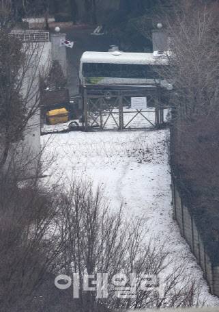 윤석열 대통령의 체포영장 유효기간 만료일인 6일 서울 용산구 한남동 대통령 관저로 향하는 도로에 철조망이 설치되어 있다. (사진=연합뉴스)