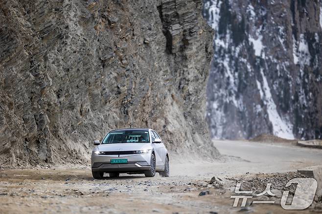 기네스북 최고 고도차 주행 전기차 부문 달성을 위해 인도 각지의 험로를 주파중인 현대차 아이오닉 5. (현대차 제공) 2024.12.26/뉴스1