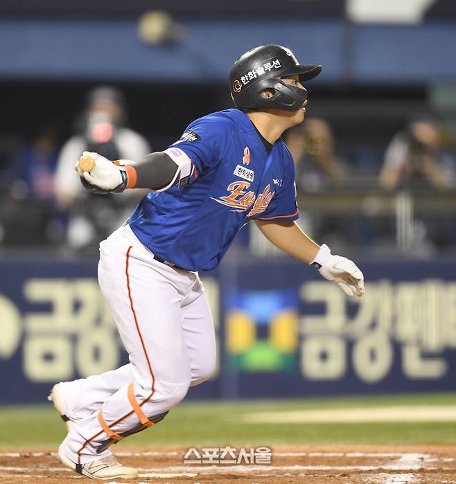 한화 문현빈이 잠실야구장에서 열린 2024 KBO리그 LG와 경기 7회초 1사1,2루 우중간 안타를 치고 있다. 잠실 | 최승섭기자 thunder@sportsseoul.com