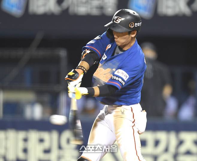 한화 황영묵이 잠실야구장에서 열린 2024 KBO리그 LG와 경기 9회초 2사1,2루 1타점 중전안타를 치고 있다. 잠실 | 최승섭기자 thunder@sportsseoul.com