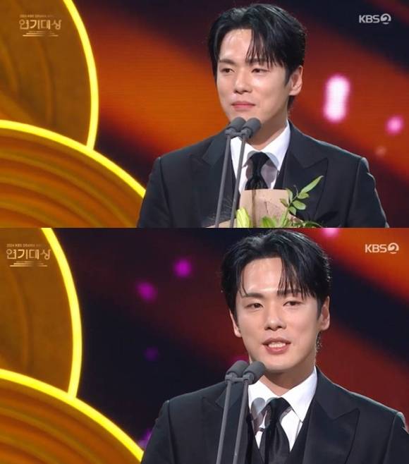 배우 김정현이 '2024 KBS 연기대상'에서 수상 소감을 전하던 중 자신의 과거 논란을 언급하며 고개를 숙였다. /KBS 방송화면 캡처
