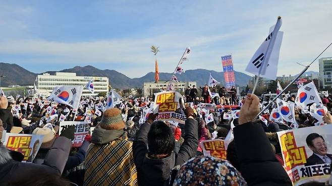 경남 창원특례시청 앞 광장에서 윤석열 대통령 탄핵 반대 집회가 열렸다. 이세령 기자