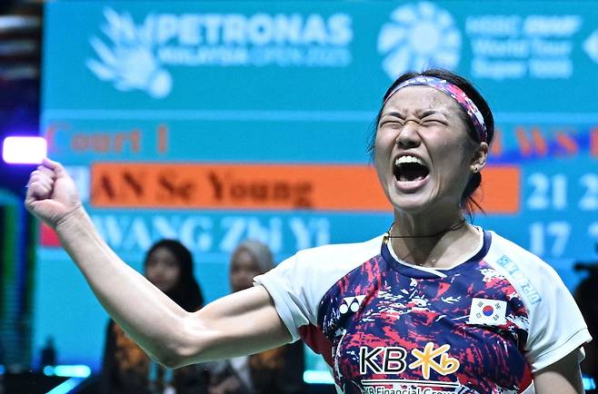 안세영이 12일 BWF(세계배드민턴연맹) 말레이시아 오픈 결승전에서 중국 왕즈이를 꺾고 우승을 확정한 뒤 기뻐하고 있다. /AFP 연합뉴스