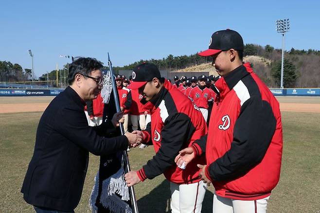 변동식 파이낸셜뉴스 사장(왼쪽 첫번째)이 제11회 명문고야구열전 우승팀 덕수고 선수들에게 우승기를 전달하고 있다. 사진=서동일 기자