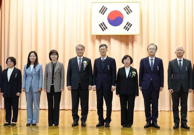 헌법재판소 재판관들이 1월 2일 신임 재판관 취임식에서 기념 사진을 찍고 있다. 왼쪽부터 김복형·정정미·이미선 헌법재판관, 조한창 신임 헌법재판관, 문형배 헌법재판소장 권한대행, 정계선 신임 헌법재판관, 김형두·정형식 헌법재판관이다. 김혜윤 기자 unique@hani.co.kr