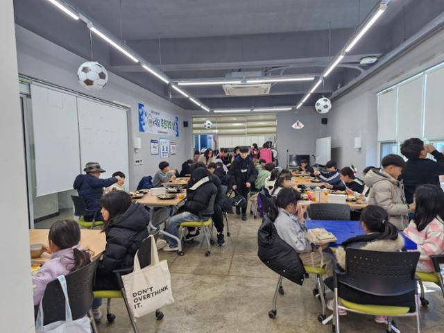 지난 7일 겨울방학을 맞아 이틀째 문을 연 500원 식당이 손님들로 가득 차 있다. 창원= 박은경 기자