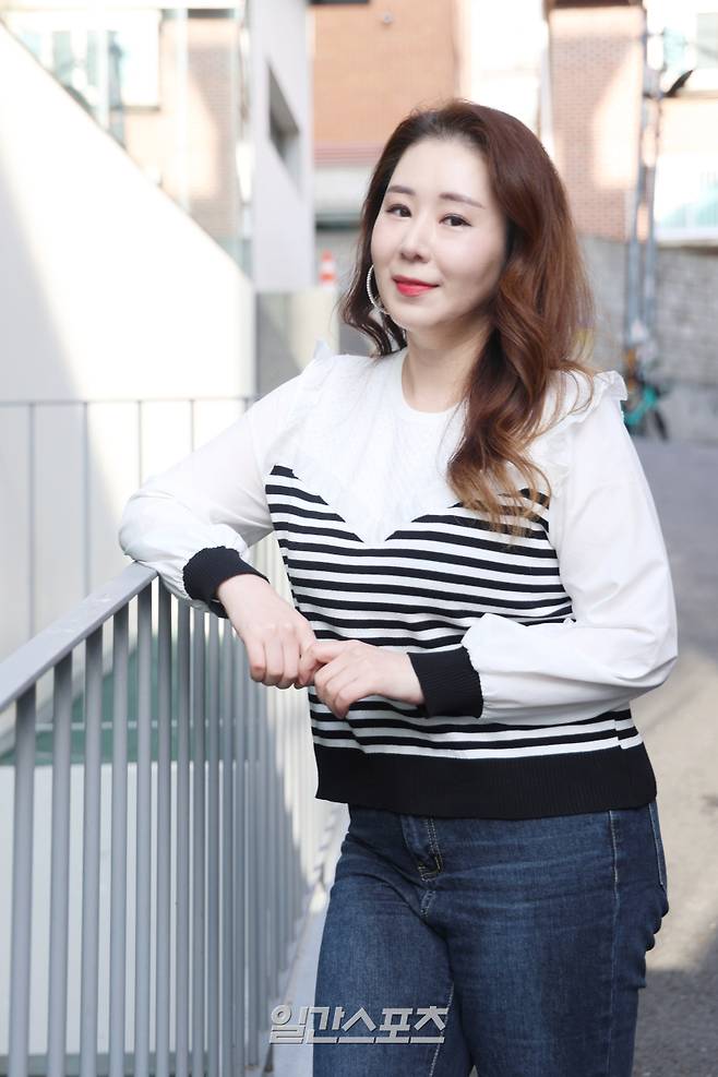 가수 겸 유튜버 오윤혜가 7일 오후 서울 마포구 서교동에서 진행된 일간스포츠와의 인터뷰에 앞서 포즈를 취하고 있다. 서병수 기자 qudtn@edaily.co.kr /2025.01.07/