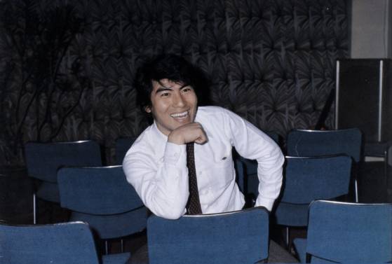 1986년 '울긴 왜 울어' 앨범 자켓 속 나훈아. 건치를 드러낸 환한 미소가 인상적이다. 사진 네이버 지식백과(한국대중가요연구소 제공)