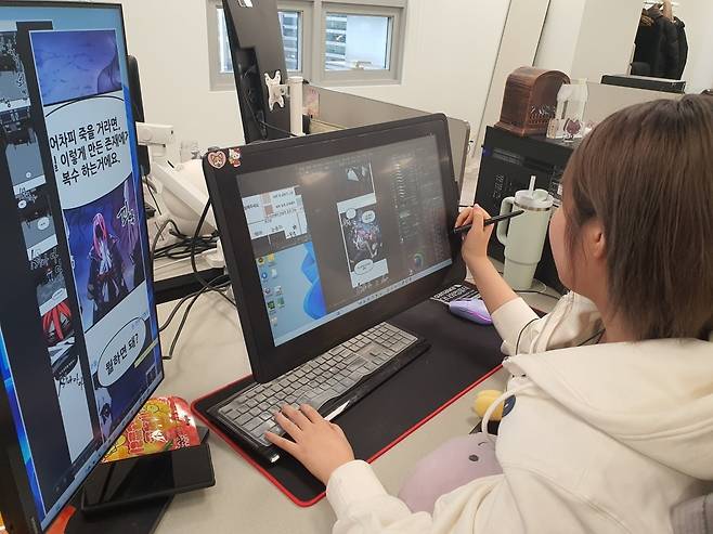 이서연 사원이 웹툰 작업을 하고 있다. 윤현주 기자