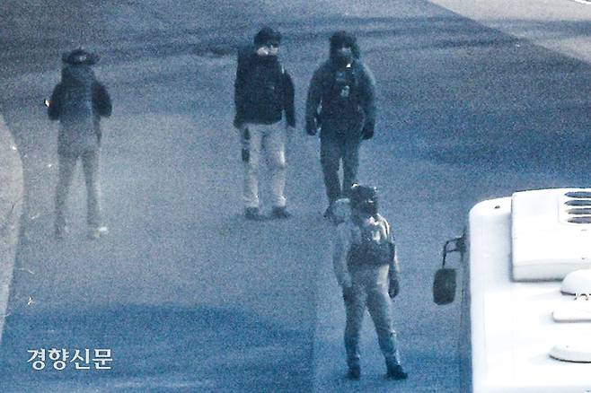 윤석열 대통령에 대한 공수처의 2차 체포영장 집행이 임박한 12일 서울 용산구 한남동 대통령 관저에서 헬멧과 전술복 등 장비를 착용한 경호처 관계자들이 경내를 살펴보고 있다. 성동훈 기자