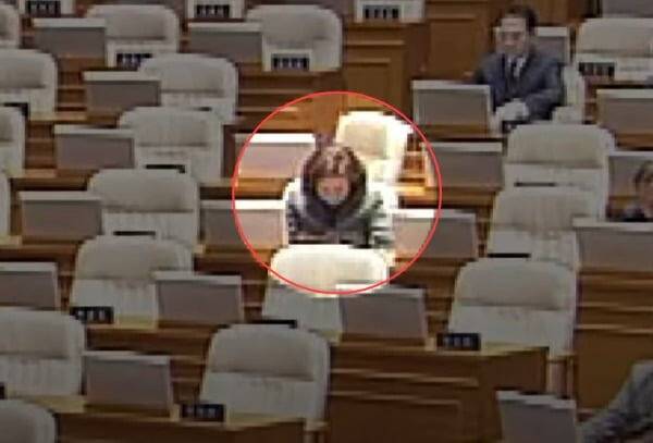 ▲9일 '백골단' 기자회견을 주선한 뒤 국회 본회의장에서 잠든 김민전 국민의힘 의원의 모습이 포착됐다. JTBC 화면 갈무리