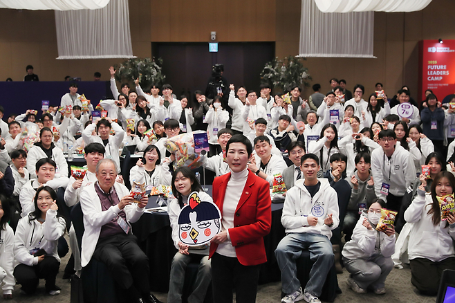김정수 삼양라운드스퀘어 부회장이 10일 강원 강릉 라카이 샌드파인 리조트에서 열린 ‘한국경제인연합회 퓨처 리더스 캠프’에 참석해 청년들과 기념촬영을 하고 있다. [사진 출처 = 한국경제인연합회]