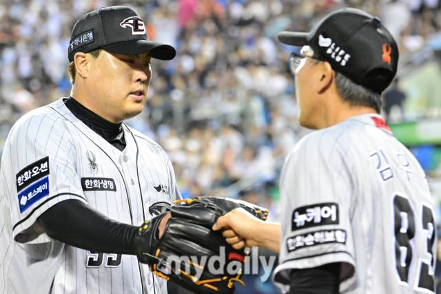 2024년 6월 12일 서울 잠실야구장에서 진행된 '2024 신한 SOL 뱅크 KBO 리그' 한화-두산의 경기. 한화 선발 류현진이 6이닝 2실점을 한 뒤 김우석 코치와 하이파이브를 하고 있다./마이데일리