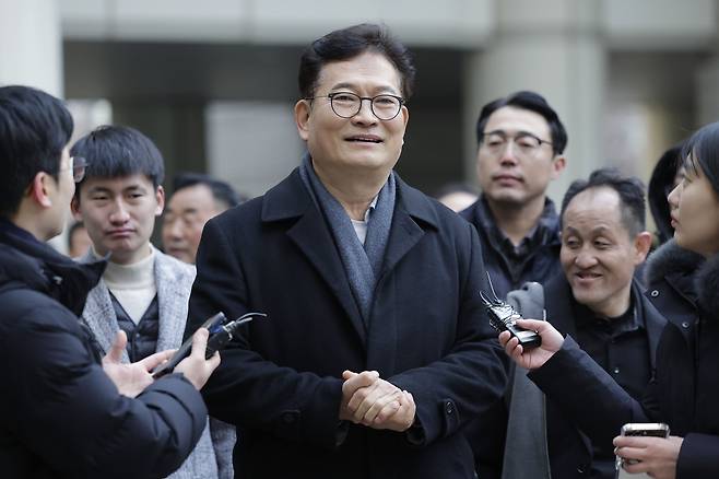 송영길 소나무당 대표가 8일 서울중앙지방법원에서 열린 민주당 돈봉투 사건 선고기일에 출석하며 취재진 질문에 답하고 있다. 송 대표는 돈봉투 사건 관련 혐의는 무죄가 나왔으나 불법 정치자금 모금 혐의가 인정돼 징역 2년을 선고받고 법정구속됐다. [뉴시스]
