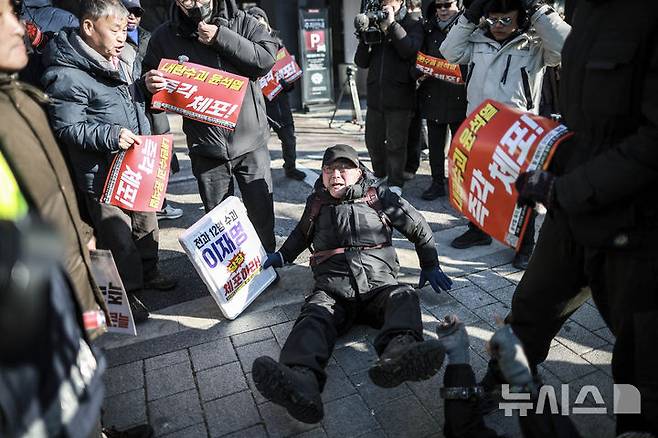 [서울=뉴시스] 정병혁 기자 = 지난 10일 서울 용산구 대통령 관저 인근에서 윤석열 대통령 체포 집회 참가자와 탄핵 반대 참가자가 서로 충돌하고 있다. 2025.01.11. jhope@newsis.com