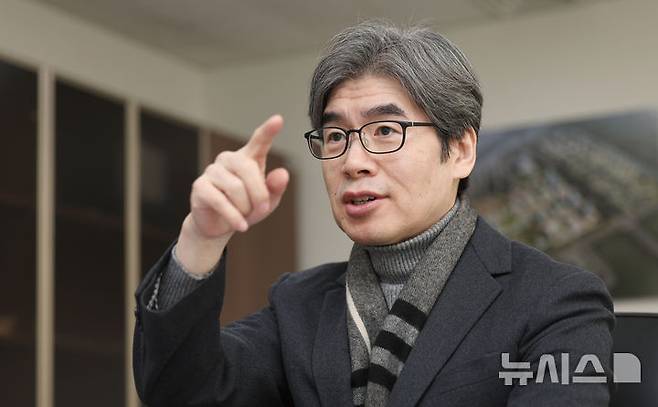 [서울=뉴시스] 김금보 기자 = 정재호 연세대학교 양자사업단 단장이 지난 27일 서울 서대문구 연세대학교 연세사이언스파크 추진본부에서 인터뷰를 하고 있다. 2024.12.27. kgb@newsis.com