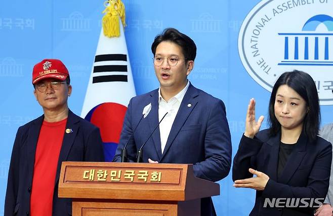 [서울=뉴시스] 조성봉 기자= 전용기 더불어민주당 의원이 서울 여의도 국회 소통관에서 발언하고 있다. 2024.06.13. suncho21@newsis.com