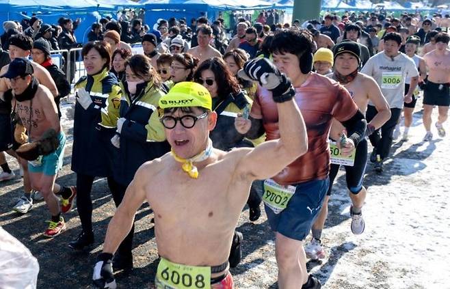[제천=뉴시스] 힘차게 출발하는 알몸 마라토너들. (사진=제천시 제공) 2025.01.12. photo@newsis.com *재판매 및 DB 금지