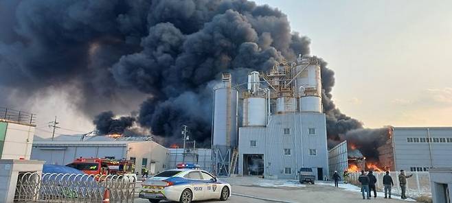 [보은=뉴시스] 보은 산업단지 화재현장. (사진=보은군 제공) 2025.01.12. photo@newsis.com *재판매 및 DB 금지