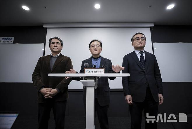 [서울=뉴시스] 정병혁 기자 = 윤석열 대통령 측 변호사인 윤갑근(가운데) 변호사가 8일 서울 서초구 한국컨퍼런스센터에서 기자간담회를 열고 발언하고 있다. 2025.01.08. jhope@newsis.com