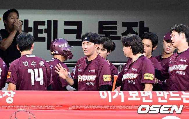 [OSEN=수원, 민경훈 기자] 28일 오후 수원 KT위즈파크에서 ‘2024 신한 SOL BANK KBO리그’ KT 위즈와 키움 히어로즈의 경기가 진행됐다. 4회초 2사 주자 1,2루 키움 최주환의 좌익수 앞 1타점 적시타때 홈을 밟은 김태진이 덕아웃에서 동료들과 하이파이브를 하고 있다. 2024.09.28 / rumi@osen.co.kr