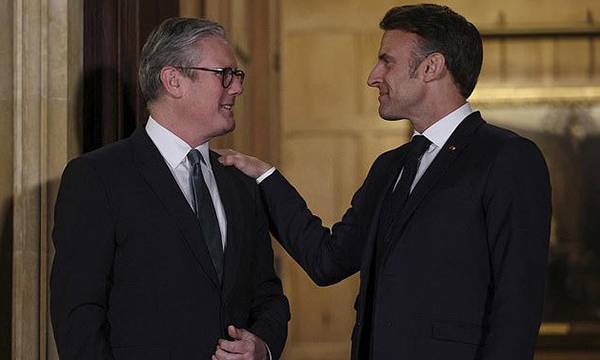 9일(현지시간) 영국 런던 인근의 총리 별장&nbsp;체커스에서 만나 정상회담을 한 키어 스타머 영국 총리(왼쪽)와 에마뉘엘 마크롱 프랑스 대통령이 헤어지기 앞서 작별 인사를 하고 있다. AP연합뉴스