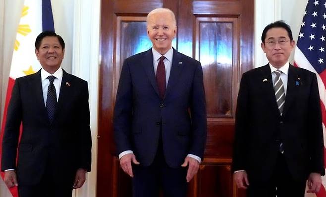 2024년 4월 미국 백악관에서 페르디난드 마르코스 주니어 필리핀 대통령(왼쪽부터), 조 바이든 미국 대통령, 기시다 후미오 당시 일본 총리가 3국 정상회의에 앞서 기념촬영을 하고 있다. 세 나라가 정상회의를 가진 것은 이것이 처음이다. AP연합뉴스