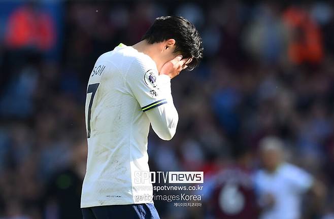 손흥민은 이제 중요한 선택의 기로에 서 있다. 토트넘에서 남은 계약 기간 동안 자신의 가치를 재확인하며 팀에 잔류할 것인지, 아니면 새로운 도전을 위해 다른 팀으로 이적할 것인지 결정해야 한다. 손흥민의 헌신이 토트넘에서 끝내 인정받을지, 혹은 새로운 팀에서 재평가될지 모든 시선이 쏠리게 될 것이다. 토트넘이 1년 연장 옵션을 발동해 2026년까지 손흥민과 계약을 유지했지만 잔류에 대한 희망과 레전드 대우보다는 ‘방출’에 초점이 쏠리고 있다. 전 브렌트퍼드 감독 마틴 앨런은 “그의 전성기는 지났다. 이제는 적절한 가격에 판매해야 할 때”라고 말하고 있다. 손흥민은 이번 계약 연장 발표 후에도 “토트넘을 사랑한다. 10년 동안 이곳에서 보낸 모든 시간이 자랑스럽다”며 팀에 대한 애정을 드러냈다. 그는 주장으로서 팀을 이끌기 위해 매일 노력하고 있지만, 토트넘의 방출 계획이 현실화된다면, 그의 헌신은 더 이상 가치를 인정받지 못하는 셈이 된다