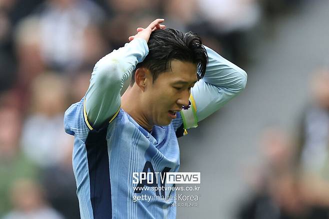 ▲ 토트넘은 지난 2021년 손흥민과의 4년 계약에 포함된 1년 연장 옵션을 발동해 계약 만료일을 2026년 여름으로 늘렸다. “손흥민이 FA 신분으로 팀을 떠나는 것을 막고, 이적료를 남기기 위한 전략적 선택으로 보인다”라는 게 현지 분석이다.