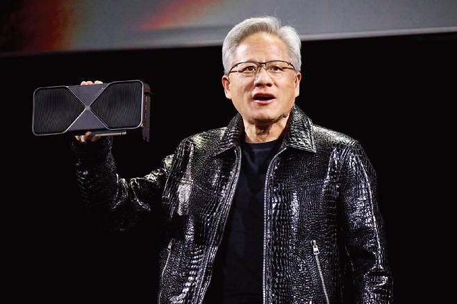 젠슨 황 엔비디아 최고경영자(CEO)가 ‘CES 2025’ 기조 연설에서 블랙웰 기반 ‘지포스 RTX 50 시리즈’를 소개하고 있다. [GettyImages]