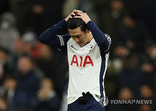 손흥민이 토트넘과 현 계약서 1년 연장 옵션 행사를 마친 뒤에도 끊임 없는 논란에 휩싸이고 있다. 이번 시즌 부상과 부진 등으로 다소 주춤하자 올 여름 그를 이적료 받고 팔아야 할 때라는 주장이 속출하는 중이다. 크리스털 팰리스 전 구단주인 사이먼 조던은 손흥민이 2023년 5월에 받은 탈장 수술을 걸고 넘어지며 '그 이후부터 손흥민은 최고 기량과 조금 떨어져 있었다"고 했다. 하지만 그와 최고의 호흡을 선보인 해리 케인은 손흥민을 가리켜 '전세계 빅리그에서 가장 과소평가된 선수'라며 극찬했다. 연합뉴스