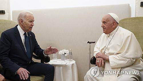 바이든 대통령과 프란치스코 교황 [AP 연합뉴스 자료사진. 재판매 및 DB 금지]