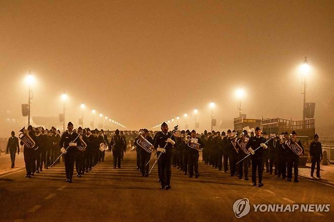 공화국의날 행진 연습을 하는 인도 공군 인도 공군이 지난 8일 인도 수도 뉴델리에서 다가오는 공화국의날(26일) 행진 연습을 하고 있다. [AFP 연합뉴스 자료사진. 재판매 및 DB 금지]