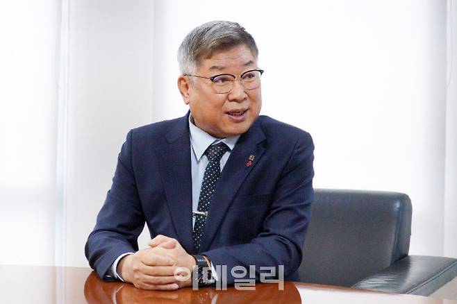 김재록 대한건축사협회장이 서초 서초구 협회 사옥에서 이데일리와 인터뷰 중이다. (사진=대한건축사협회)