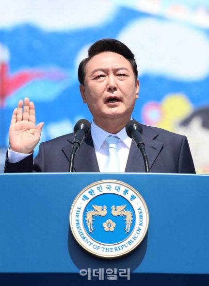윤석열 대통령이 지난 2022년 5월 10일 서울 여의도 국회에서 열린 제20대 대통령 취임식에서 돌출 무대로 나와 대통령 취임선서를 하고 있다.(사진=국회사진취재단)