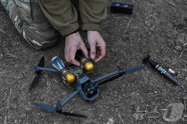 우크라이나 도네츠크 지역에서우크라이나군 대원이 무인기에 폭탄을 탑재하고 있다. 2024.12.19/ ⓒ 로이터=뉴스1 ⓒ News1 권진영 기자