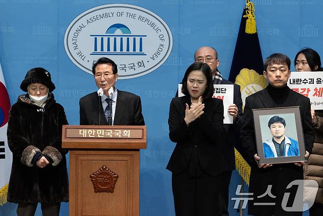 '백골단 피해자' 강경대 열사의 아버지인 강민조 씨가 10일 오후 서울 여의도 국회 소통관에서 열린 백골단 피해자 관련 기자회견에서 발언을 하고 있다. 2025.1.10/뉴스1 ⓒ News1 이재명 기자