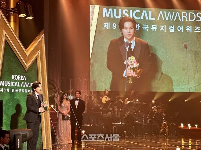 뮤지컬 ‘일 테노레’에서 ‘윤이선’을 연기한 홍광호가 13일 제9회 한국뮤지컬어워즈에서 ‘남우주연상’을 받았다. 사진 | 표권향 기자