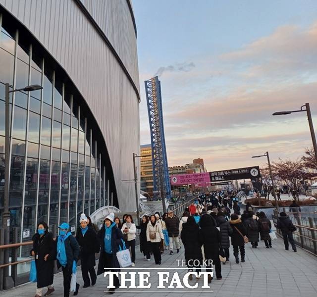 연말연시에 잇달아 진행된 임영웅 리사이틀 6회 공연이 모두 마무리됐다. 임영웅은 차분하지만 열정의 무대로, 영웅시대는 '애도하는 마음을 잊지 않는 게 더 중요하다'는 말로 호응했다. 고척스카이돔 콘서트 현장 전경. / 강일홍 기자