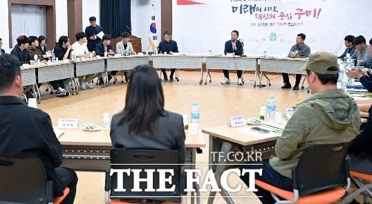 김장호 구미시장은청년농업인 간담회를 열고 “청년이 살아야 농촌이 산다. 미래 농업을 이끌 주역인 청년 농업인들이 구미에 뿌리를 내리고, 안정적인 경영을 할 수 있도록 모든 지원을 아끼지 않겠다"고 말했다. 구미시