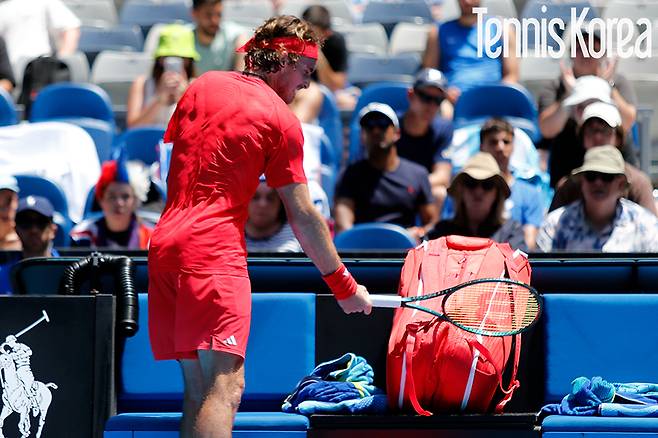 가방과 라켓에 화풀이하고 있는 치치파스