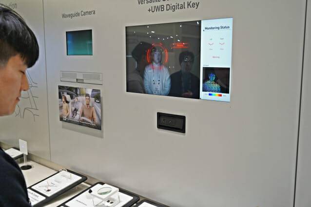 LG이노텍 직원이 CES 2025에서 처음 공개한 차량용 ‘고성능 인캐빈카메라 모듈’의 졸음운전 모니터링 기능을 직접 시연해 보이고 있다.(사진=LG이노텍)