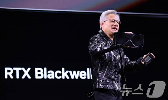 젠슨 황 엔비디아 최고경영자(CEO)가 'CES 2025' 개막을 하루 앞둔 6일(현지시간) 라스베이거스 만달레이베이 컨벤션센터에서 가진 기조연설에서 최신 인공지능(AI) 가속기 '블랙웰(Blackwell)'을 탑재한 지포스 RTX 50 시리즈 그래픽 카드를 공개하고 있다. (사진=뉴스1)
