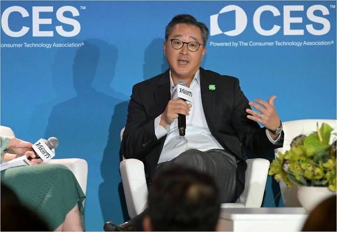 데이비드 리 웹툰 엔터테인먼트 최고운영책임자(COO) 겸 최고재무책임자(CFO)가 지난 8일(현지시간) 미국 라스베이거스에서 열린 세계 최대 정보기술(IT)·가전 전시회 'CES 2025’ 부대행사에서 발언을 하고 있다. 버라이어티 제공