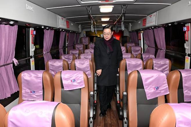 강수현 양주시장이 13일 ‘8300번 광역버스’ 첫 차에 탑승해 내부를 살펴보고 있다. 양주시 제공
