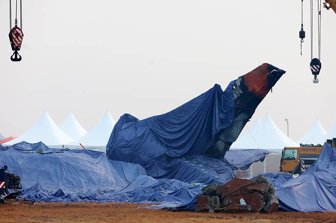 제주항공 여객기 참사 9일째인 6일 오전 전남 무안공항 로컬라이저 둔덕과 사고기 꼬리 날개에 방수포가 덮여 있다. /연합뉴스