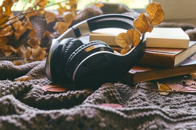 음악감상을 위한 전자기기 헤드셋. 게티이미지뱅크